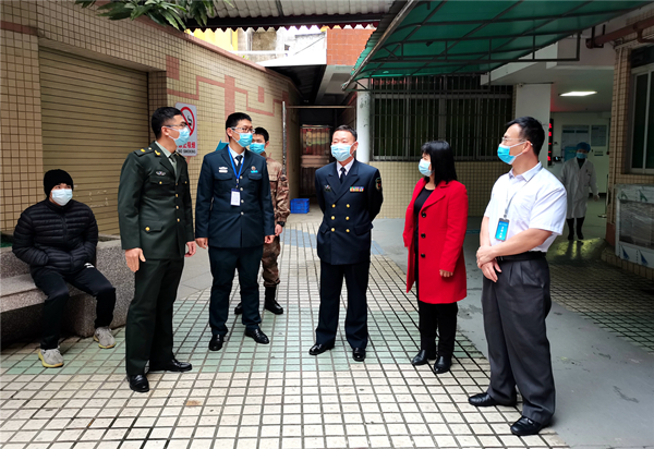 2.市人武部部長龐建輝、市衛(wèi)生健康局二級(jí)主任科員劉笑云調(diào)研征兵體檢工作_副本.jpg