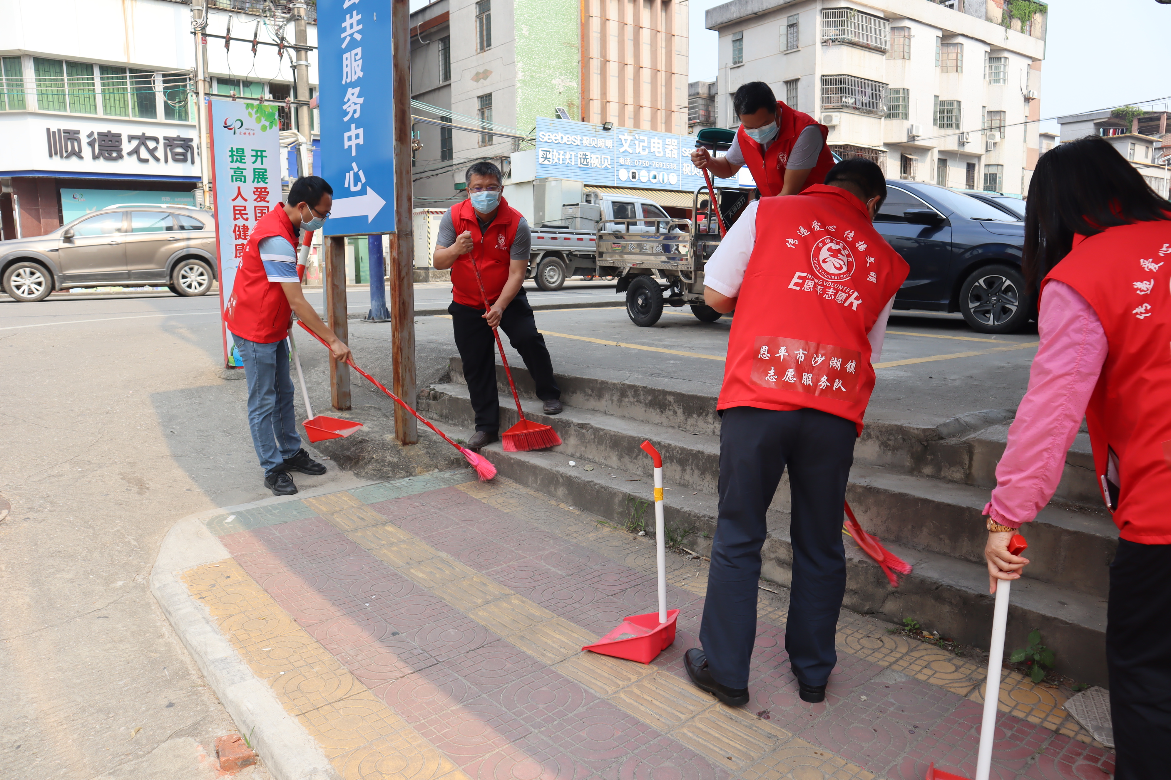 14.沙湖鎮(zhèn)領(lǐng)導(dǎo)班子帶頭參加環(huán)境衛(wèi)生整治行動.JPG