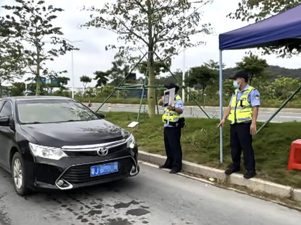 5.恩平公安在新會區(qū)的交通要道對過往車輛人員檢查24小時核酸證明_副本.jpg