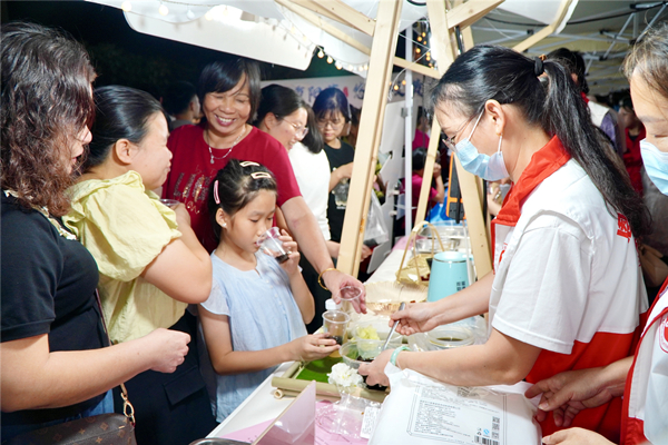 6.中藥代茶飲引來不少市民爭先品嘗。.jpg