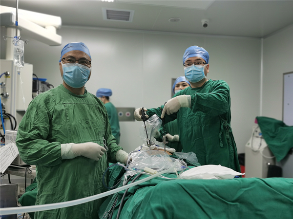 孫明博士后團(tuán)隊(duì)為患者做手術(shù)。_副本.jpg