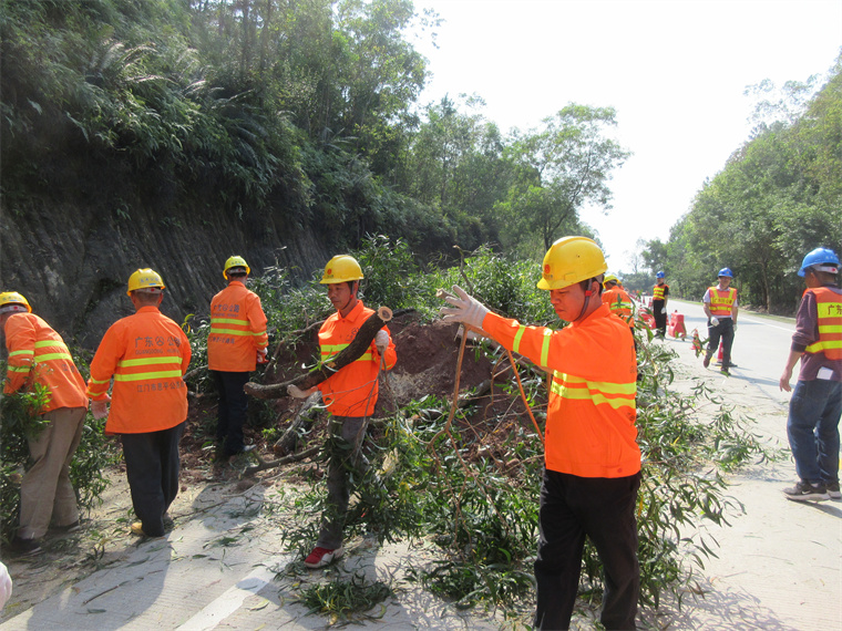 1680768701880617.jpg 李仲渠在路面開展養(yǎng)護(hù)工作(穿養(yǎng)護(hù)服右一是李仲渠).jpg