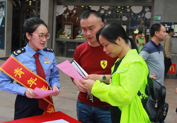 副本6圖為志愿者派發(fā)宣傳單張.jpg